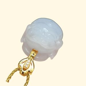 Three Legs Toad Pendant on Light Lavender Natural Type A Jadeite Jade added with 18k clasp certificate weighs 3.76 grams measurement 19.1 * 13 * 9.1 mm (18kp102)