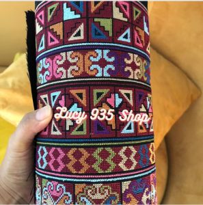 ลายปักอาข่าด้วยเครื่องจักร กว้าง 7-7.8 นิ้ว ตัดแบ่งขายต่อเมตร ใช้ตกแต่งเสื้อผ้า กระโปรง กางเกง และอื่น มีหลากหลายให้เลือกลายตามใจชอบ