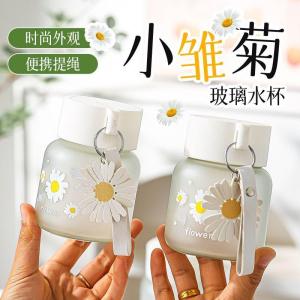 Bình nước thuỷ tinh hoa cúc trắng có quai xách 300ml