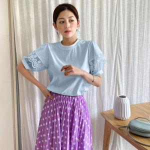 QDshop ส่งเร็ว เสื้อแขนสั้นแต่งระบาย เสื้อคอกลมแขนลูกไม้🥰 ทรงเก๋ดูดีมีสไตล์ ใส่แล้วให้ลุคคุณหนู ผ้านิ่ม ดีไซน์ทันสมัย ใส่เที่ยวหรือทำงานก็ดีย์ ตำเลยซิส🛒