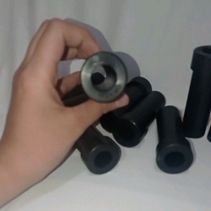 Yigitlar qizlarning etagini tushirib, yechinishadi.