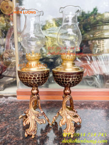 Đèn dầu bằng đồng chân đế đúc hoa văn lá cao 28cm cả bóng đk bầu 8cm nặng khoảng 0.3kg (Giá 1 cái)