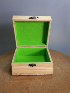 Hộp gỗ vuông đựng đồ linh tinh.