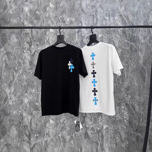 เสื้อยืดแขนสั้นยูนิเซ็กซ์ลายหนังไขว้ Chrome Hearts สีเงินพร้อมงานปักภาษาสันสกฤต