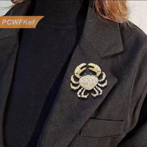 【PCWFKef】 เข็มกลัดปูพลอยเทียมแฟชั่นสำหรับผู้หญิงเข็มกลัดติดรูปสัตว์สุดสร้างสรรค์สำหรับเสื้อผ้าเสื้อโค้ทของขวัญ