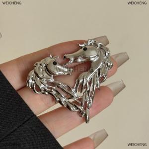 [COD] WEICHENG Retro Metal Heart-shaped Double Horse Diamond Studded Brooch Versatile Animal Lapel Pins Clothing Corsage Jewelry Accessories
