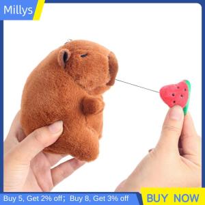 Millys จี้การ์ตูน capybara ของเล่นตุ๊กตาตุ๊กตาสตรอเบอรี่แบบดึงเชือกสำหรับตกแต่งเดสก์ท็อปพวงกุญแจ