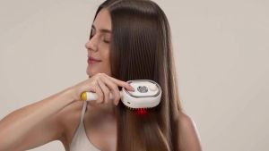 Lược massage bằng điện có chức năng phun sương tạo lớp đệm khí tích hợp 5 chức năng có thể sạc lại dùng để massage da đầu gỡ rối duỗi thẳng tạo kiểu xoăn là dụng cụ chăm sóc tóc chuyên dụng cho salon.