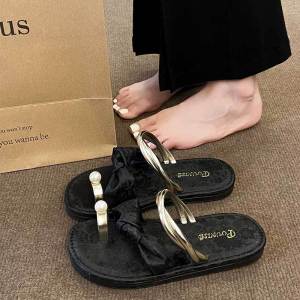 [Free Shipping] Niche High-End Flat Sandals For Women Perfect For Summer Wear Featuring A Trendy And Casual Design With A Toe-Covering Style Ideal For The Beach
