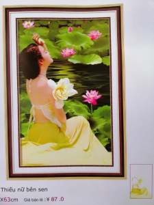 Tranh thêu chữ thập Thiếu nữ bên sen (về tự thêu) LV3337