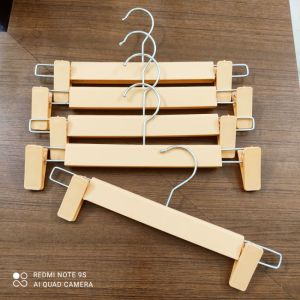 Móc treo quần áo người lớn trẻ em - kẹp nhựa siêu bền màu vàng nhạtđầu móc xoay 360 độ