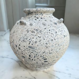 แจกันดินเผาทรงแป้นเรียบปากเล็กบาน สีวินเทจเก่า ๆ มีหู 4 หู ขนาด 24 x 24 cm.