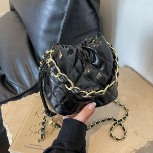 IELGY โซ่เพชรผู้หญิงสไตล์เกาหลีกระเป๋าทรงถังคาดลำตัวพกพาสะพายไหล่เดียวเข้ากับได้ทุกชุด