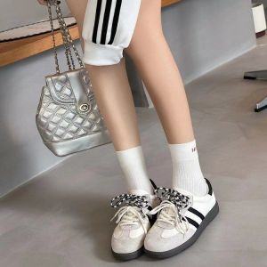 รองเท้าผ้าใบผู้หญิงสไตล์ย้อนยุคแบบแบน รองเท้าผ้าใบแฟชั่นสำหรับผู้หญิงรุ่นใหม่