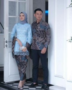 {\n \"article\": \" TERLARIS Neza Batik Couple Arunika Blue sky Kebaya Pasangan terbaru 2022 elegan modern brukat pasangan baju kondangan Wisuda
