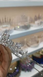 มงกุฎเจ้าสาวหรูหรา มงกุฎสำหรับงานแต่งงาน เครื่องประดับศีรษะคริสตัล มงกุฎสำหรับวันเกิด 15 ปี เครื่องประดับผมสำหรับผู้หญิง