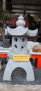 Đèn đá đen Huế trang trí sân vườn hồ cá Koi thác nước - KT: Cao 68 rộng 30 (CM) (CÁI) - mẫu hồ lô