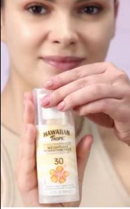 Kem Chống Nắng Cho Da Mặt Weightless Hawaiian Tropical Face SPF 30 - - Chất kem mỏng nhẹ thẩm thấu nhanh không gây nhờn rít phù hợp với da mặt.  - Sản phẩm không chứa dầu không gây bít tắc lỗ chân lông thích hợp cho cả da dầu và da hỗn hợp.