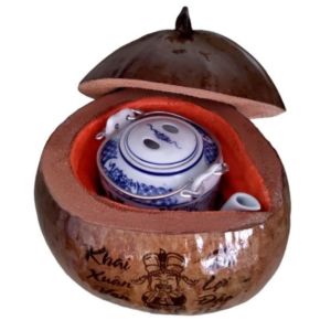 Bình ủ trà trái dừa khắc Câu Đối / Bình trà 04 - 09 lít / Giữ ấm từ 3 - 6 giờ / Sản phẩm sản xuất thủ công / Xưởng sản xuất tại Bến Tre