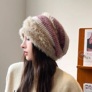 COUPLECOL Độ đàn hồi Mũ len dáng rộng mùa đông Vải nhung ấm áp Dệt kim dày Mũ len dệt dày Bảo vệ tai Lót lông cừu Mũ xếp chồng Phụ nữ
