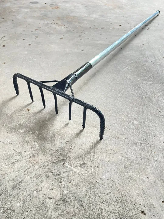 คราดมือเสือเหล็กเหนียว 7 ฟัน พร้อมด้ามสำหรับโกยใบไม้และหญ้า