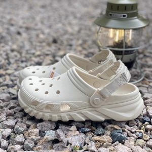 Giày sục crocs chuẩn xịn chống hôi chân nhựa tế bào êm mềm đúc liền khối siêu bền đi mưa lội nước đi biển Crocs band Duet Max II clog màu kem