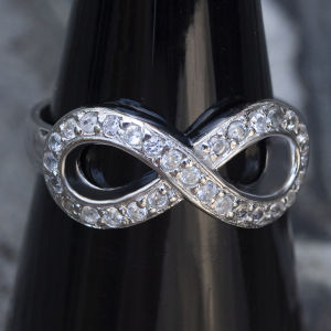 คอมพิวเตอร์แหวนอินฟินิตี้พลอยเพทายสีขาว (White Zircon) คู่กับเพทายสติปัญญา ณ 92.5% ชุบทองคำขาว ร่ำแรง ตัวเรือนเงินแท้ 52 เบอร์ 6 US