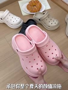 [Free Shipping] Womens thick-soled clogs for summer 2026 new non-slip beach sandals height-enhancing cute closed-toe slippers for women