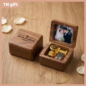 Hộp nhạc cót gỗ óc chó khắc tên in hình theo yêu cầu làm quà tặng sinh nhật kỷ niệm