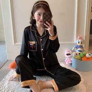 ชุดนอน ชุดนอน ผู้หญิง ชุดนอนแขนขายาว  ชุดนอนผ้าซาติน ชุดนอนผ้าซาติน ผ้าลื่นใส่สบาย ชุดนอนน่ารัก ชุดนอนแขนยาว+ขายาว สินค้าพร้อมส่ง