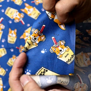 คอตต้อนกระชับมิตร สีลาย เป็นชานมไข่ 65 นิ้ว ผ้าเมตร ผ้าหลา 100% ลายหมาชิบะ