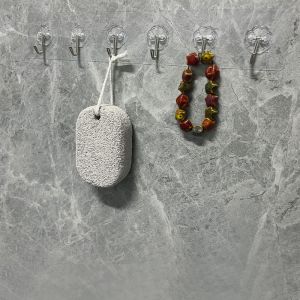 ตแผ่นตะขอกาวติดผนัง ติดตั้งง่ายโดยไม่ต้องเจาะ แบบแถบและแบบเดียว ตะขอติดผนังแบบใส ไม่ต้องเจาะ มี6แถว จุดเด่นทนทานใช้งานได้พิ้นผิว กาวหนา ที่แขวนของ