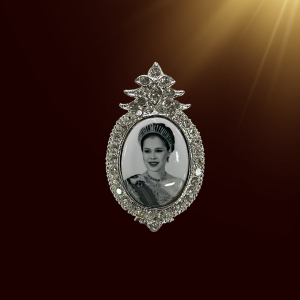 Ponprom ล็อกเก็ต จี้ และเข็มกลัดที่ระลึกพระบรมฉายาลักษณ์ ล้อมเพชร cz ขนาด 3*5 cm ไว้อาลัย ไว้ทุกข์