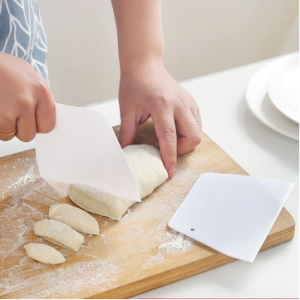 AXNAT Scraper Alat Pemotong Pembersih Adonan Kue Bahan Plastik Pisau Potong Roti Dough Cutter Serbaguna Pengikis Perapih Krim Kue Serbaguna PR168
