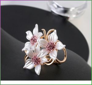 Shawl Buckle Fine and Delicate Jewelry Accessories Eye-catching Noble and Charming Plants Unique Styling