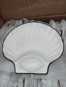 dĩa sứ hình vỏ sò kèm khay chấm sọc viền đen