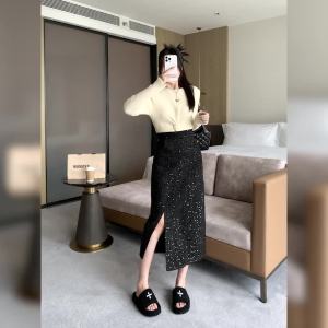 Ammin 2024 Váy chữ A chống trượt eo cao có khóa kéo Xuân/hè thời trang phong cách hàn quốc nữ Xẻ Bên Hông sequin hương thơm nhỏ váy quấn hông giảm béo trung bình