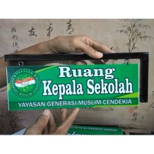 Papan Nama Ruang Kelas | Akrilik 2 Sisi + Besi Siku