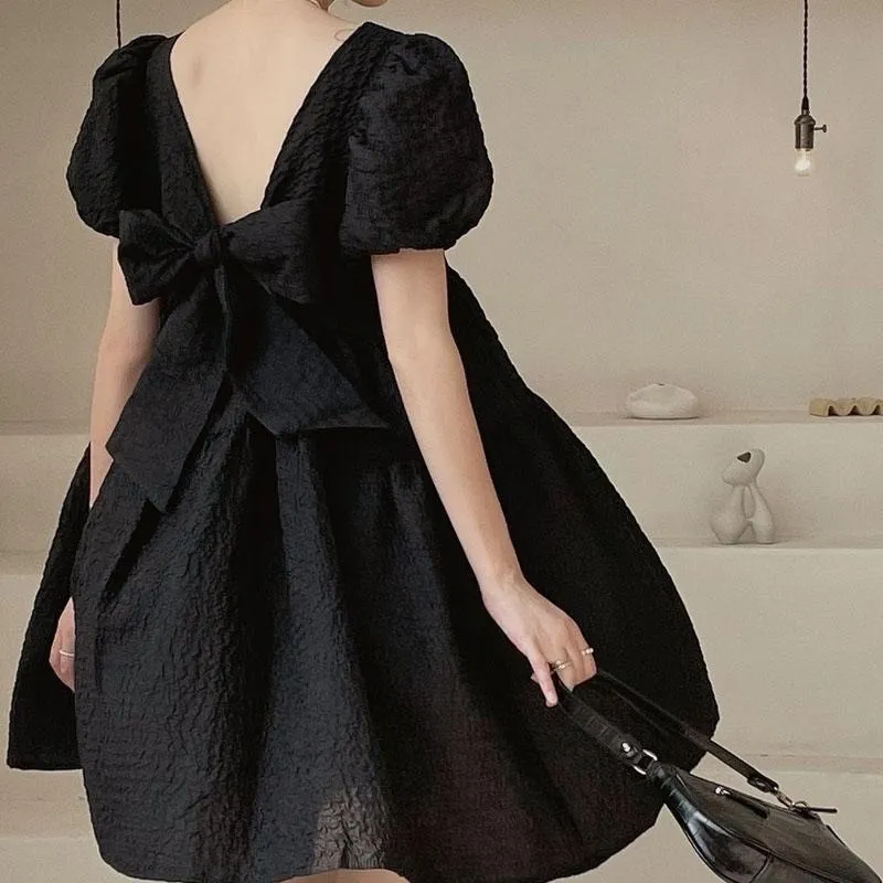 Gợi ý cách diện váy hở lưng quyến rũ nhưng vẫn tinh tế cho phái đẹp | IVY  moda