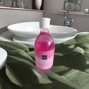 Sabun Mandi Cair Pemutih Badan Inesia Brightening Shower 300ml /Scarlet Whitening Shower-Body Scrub