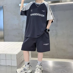 130-160cm ชุดเซ็ทเด็กชายแฟชั่น ชุดเด็กผู้ชายเท่ๆ เสื้อยืด + กางเกงขาสั้น ผ้าคุณภาพดี หลวม ระบายอากาศได้ 【จัดส่งจากประเทศไทย】