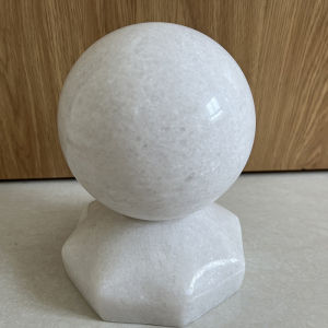 Cầu bi màu trắng cho người mệnh Thủy và mệnh Kim 100% tự nhiên canxite đường kính 12-13cm cân nặng 5-6 kg