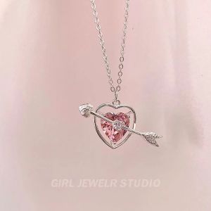 PNXK สร้อยคอพร้อมจี้รูปหัวใจหรูหราพร้อมลูกศรออกแบบสำหรับเป็นของขวัญวันวาเลนไทน์