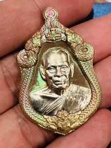 เหรียญพิมพ์เสามา รุ่น เจ้าสัว บอย ท่าพระจันทร์ จัดสร้าง เนื้อทองระฆังผิวรุ้ง หน้ากากอัลปาก้า ๓๕๑๑ หลวงพ่อพัฒน์ วัดห้วยด้วน