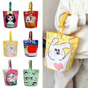 ALICE XU แพนด้าแพนด้าแพนด้า กระเป๋าผ้าใบทรงถังลายการ์ตูน แมวแมวแมว สาวการ์ตูน กระเป๋าถือลายกระต่าย น่ารักน่ารักๆ ตัวอักษรสำหรับเด็ก กระเป๋าสะพายผ้าใบรูปแมว ช้อปปิ้ง