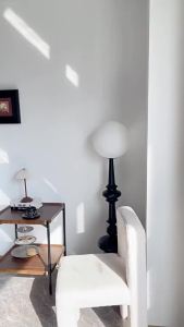 โคมไฟข้างเตียงนอนโคมไฟสร้างบรรยากาศแบบชาร์จไฟได้โคมไฟตั้งโต๊ะตกแต่งกระดาษ Xuan ไฮเอนด์หรูหราชาร์จไฟได้