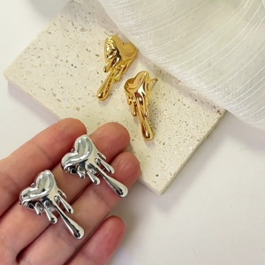 Fashionable Minimalist Heart Shaped Earrings Unique Melting Design Luxury Heart Ear Studs Allergy Resistant Alloy Gift
