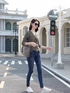 ท็อปแขนยาวสีเทาสไตล์ยุโรปสำหรับผู้หญิง ฤดูใบไม้ร่วง แฟชั่นระดับสูงใหม่ ขนาดใหญ่ คอวีไม่สมมาตร