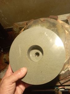 đá mài tròn đường kính ngoài 18 lỗ tâm to  5cm  lỗ tâm âm 1.6cm dày 5 cm