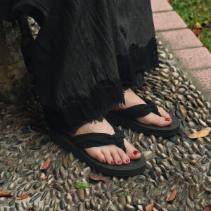 Free Shipping Thick-Soled Arch-Supporting Flip-Flops For Women Fashionable And Non-Slip Suitable For Outdoor Wear In Summer Perfect For The Beach And Sand